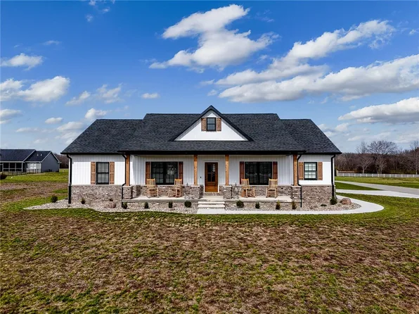 13212 Augusta National Dr, Effingham, IL 62401