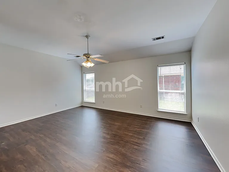 1004 Courtside Dr — Photo 12