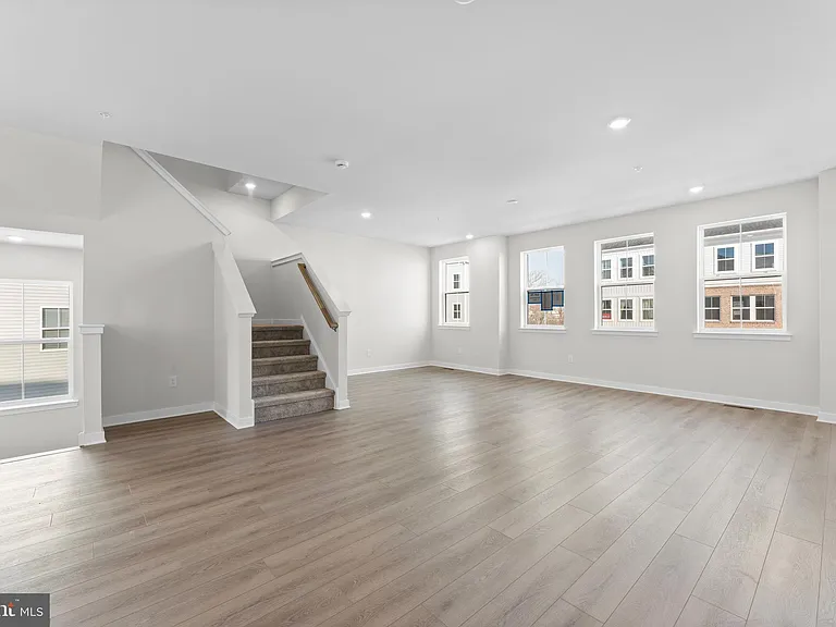 56 Continental Way — Photo 14