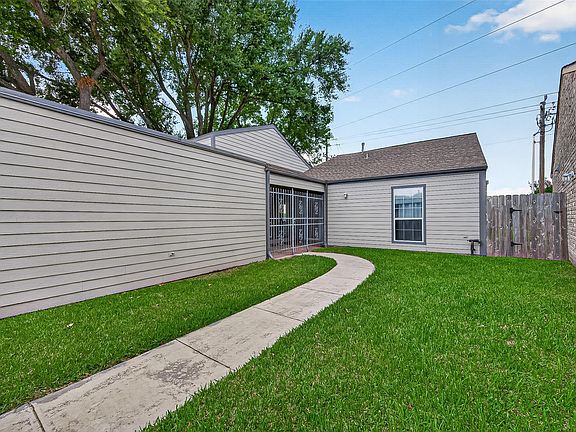 3rd image of 2946 Creekway Cir