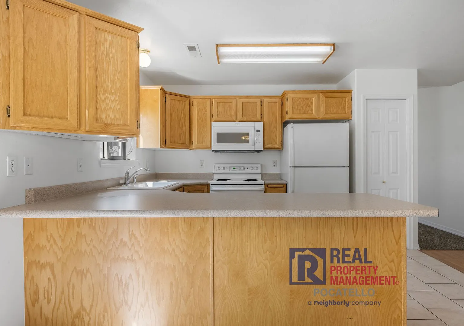 Beautiful 2 bed 2 bath twin home - 2 car garage — Photo 3