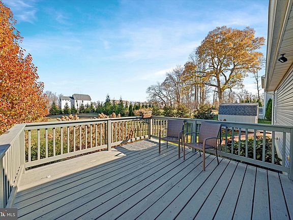 3rd image of 25 E Buck Point Rd