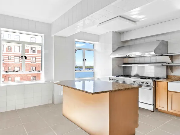 140 Riverside Drive image 8 of 12