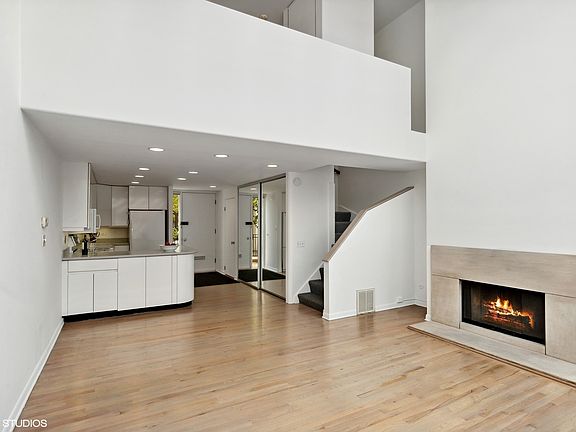 5th image of 1537 N Sandburg Ter