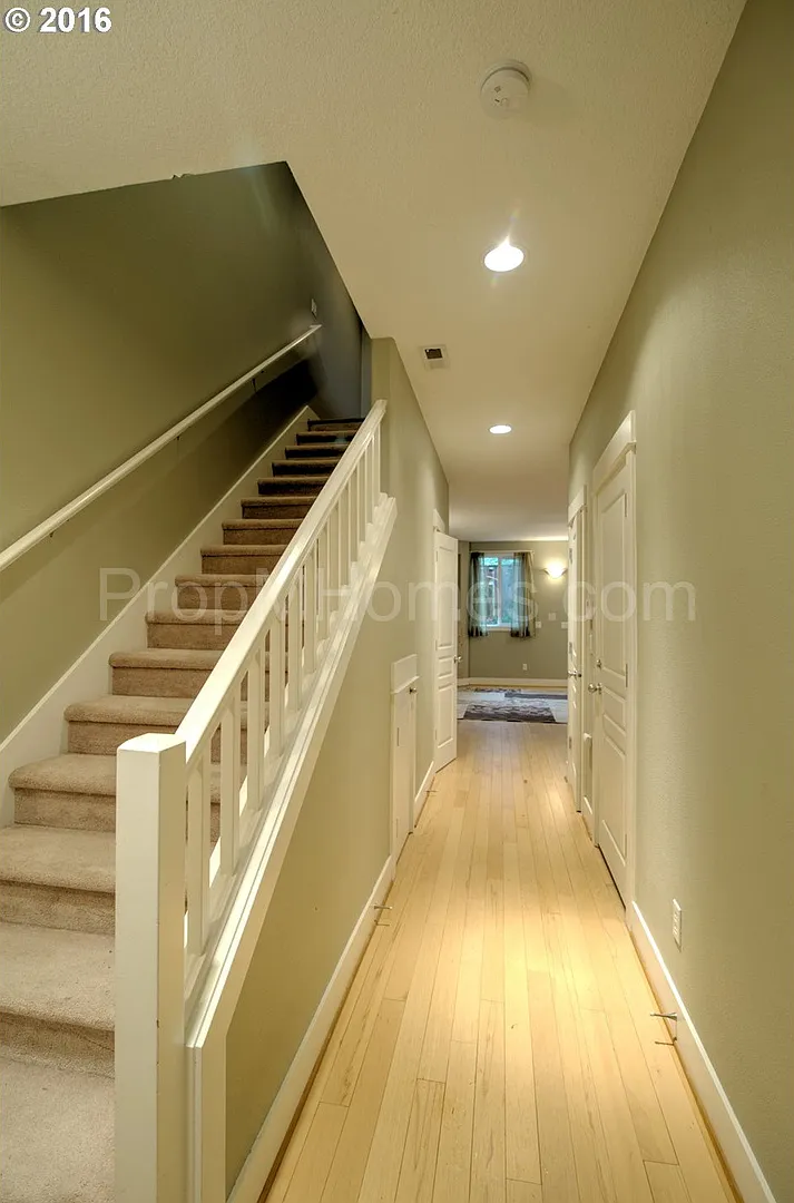 Excellent Beaverton Three Bedroom Townhome in Murray Grove! — Photo 2