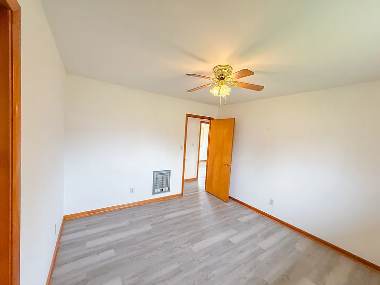 927 E Jefferson St — Photo 16
