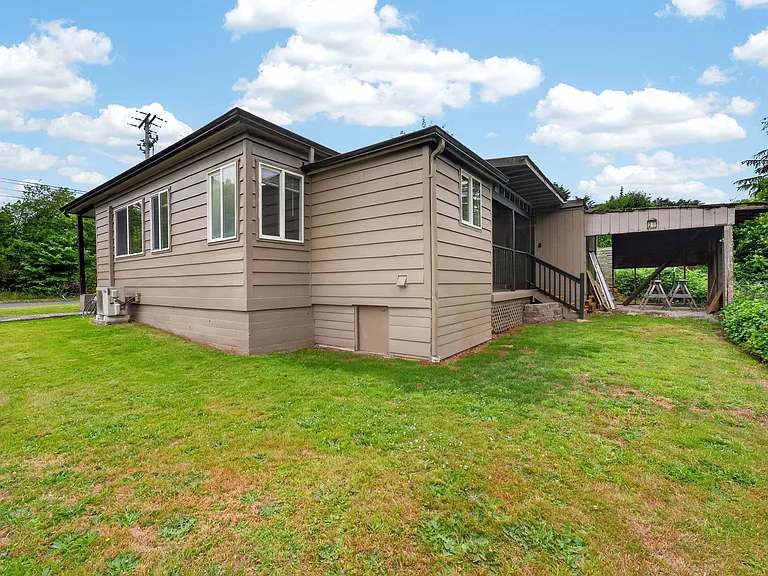 2401 NE Everett Rd — Photo 22