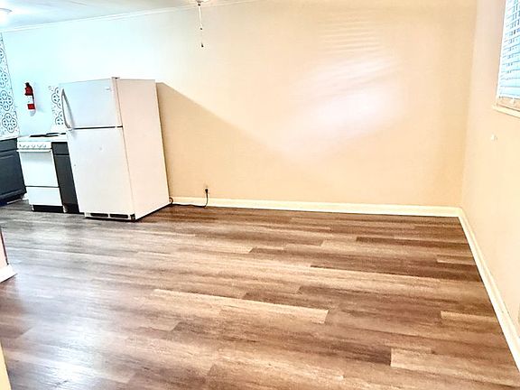3rd image of 709 N Broadway St
