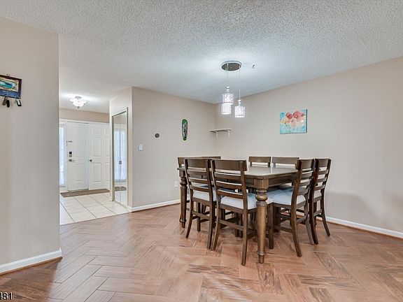 3rd image of 47 Sapphire Ln