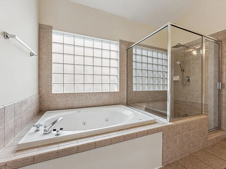 9829 Riddlelink Ln — Photo 11