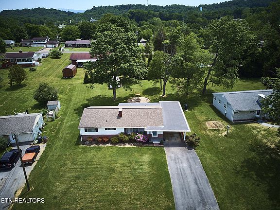 3rd image of 608 Centeroak Dr