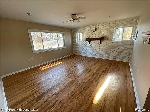 5th image of 3060 Woodlawn Ave