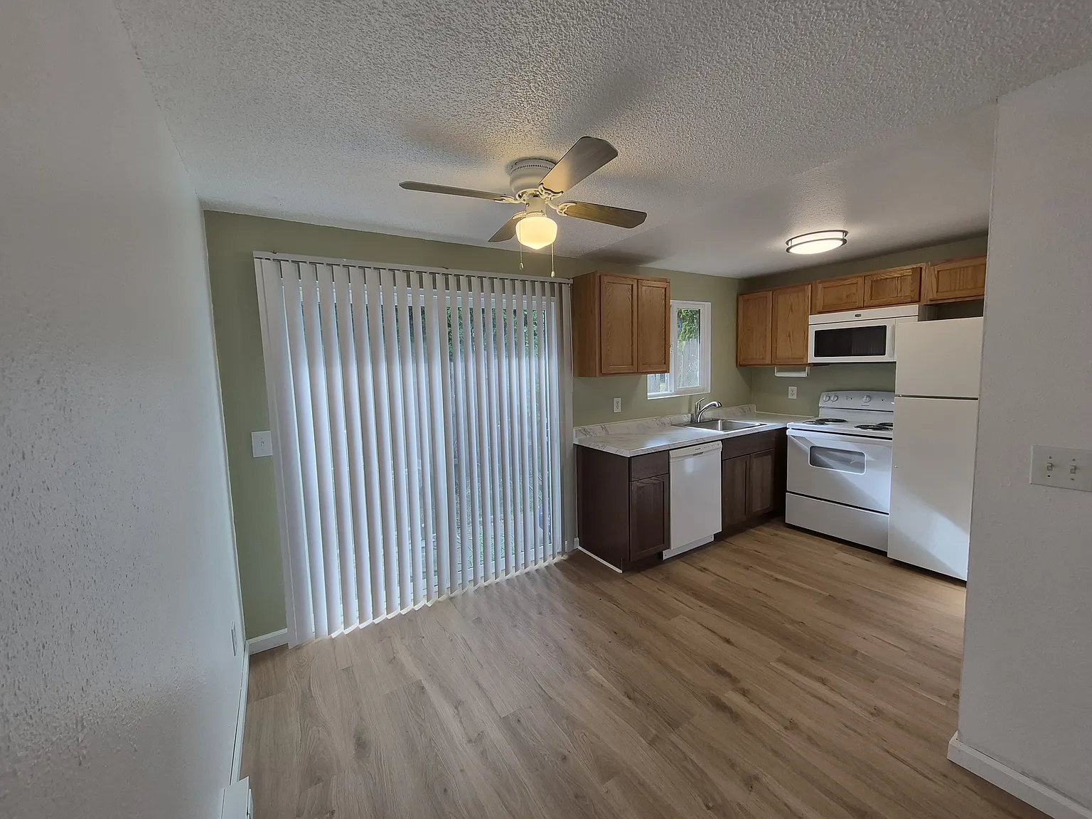 2 bed, 806 sqft, $1,550 — Photo 2