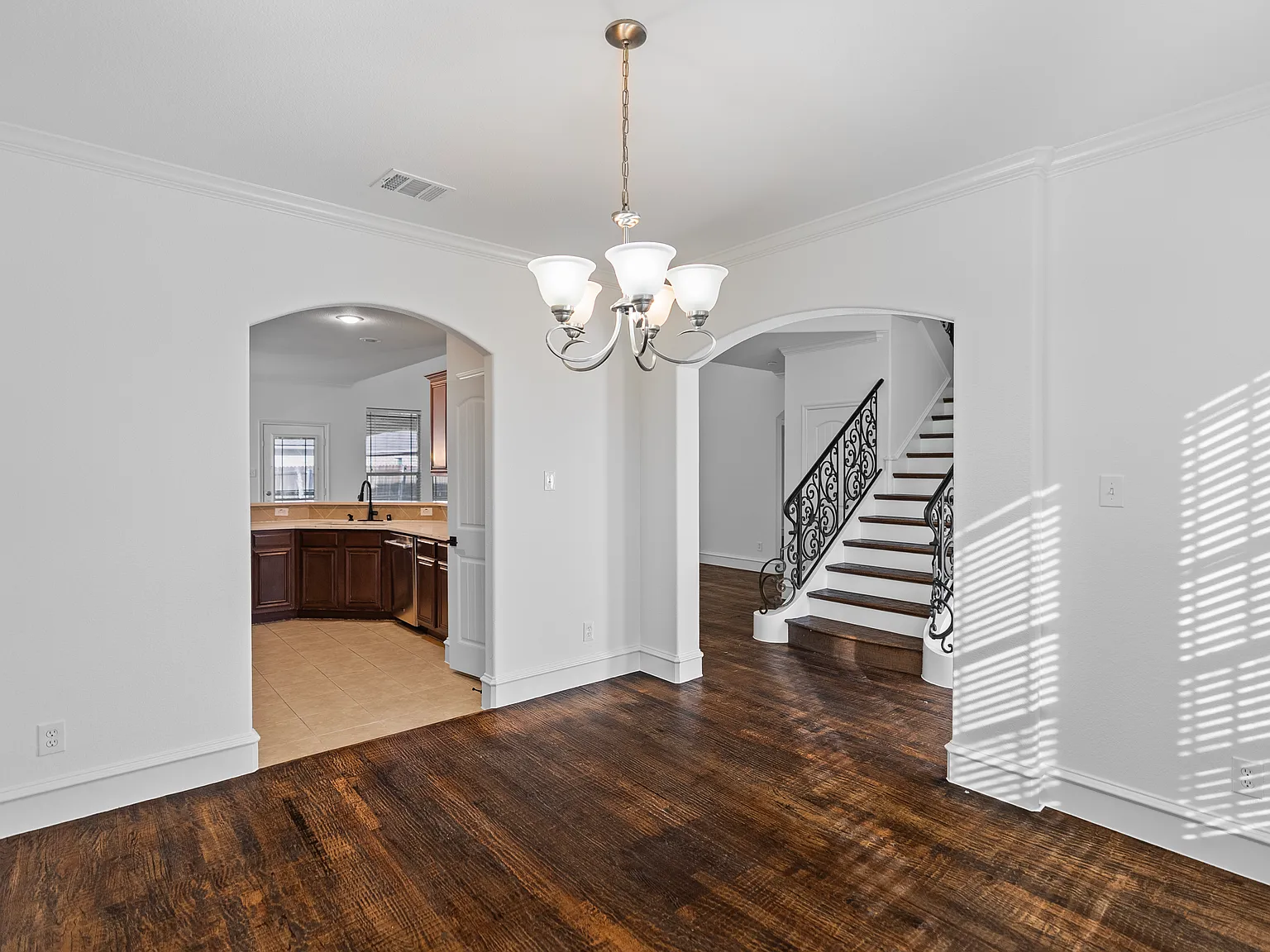 4 bed, 2475 sqft, $2,300 — Photo 4