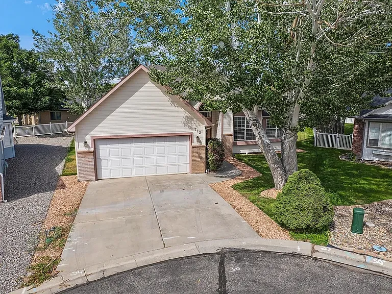 712 E Harbor Cir — Photo 2