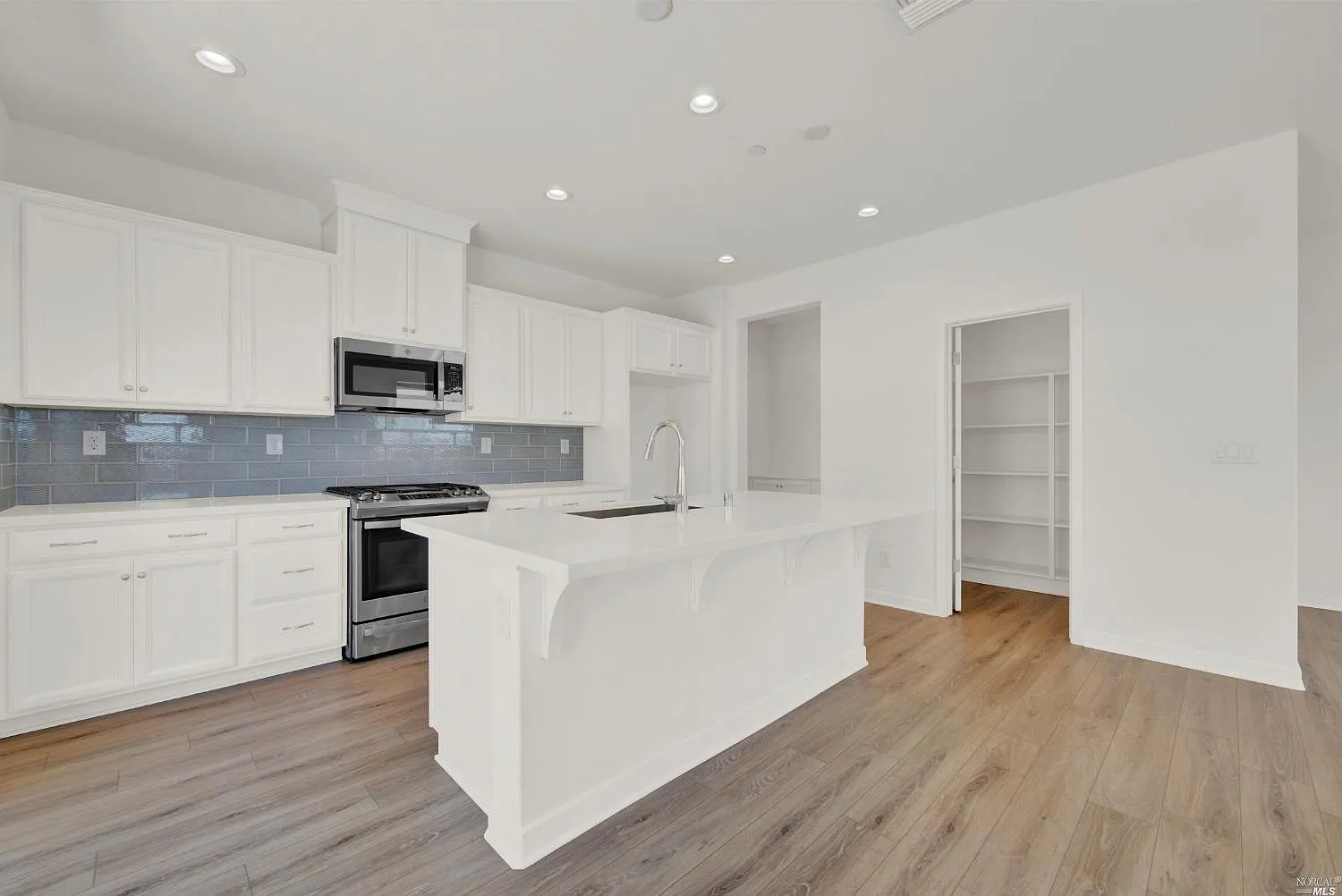 4 bed, 2023 sqft, $3,795 — Photo 4