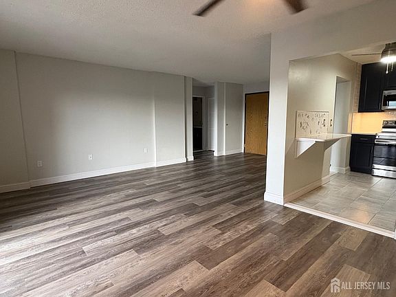 4th image of 10 N Wood Ave APT 419