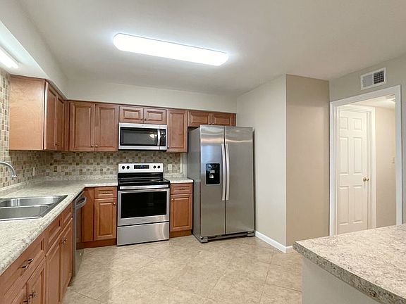 4th image of 208 Cloverdale Blvd Unit 5
