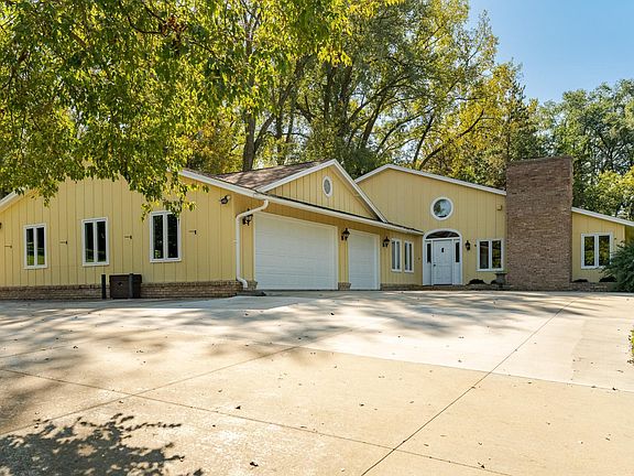 2nd image of 2011 Merrihills Dr SW