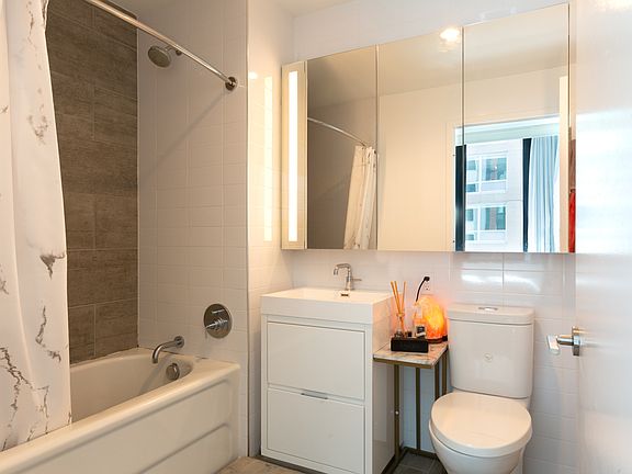 4th image of 4214 Crescent St APT 5D