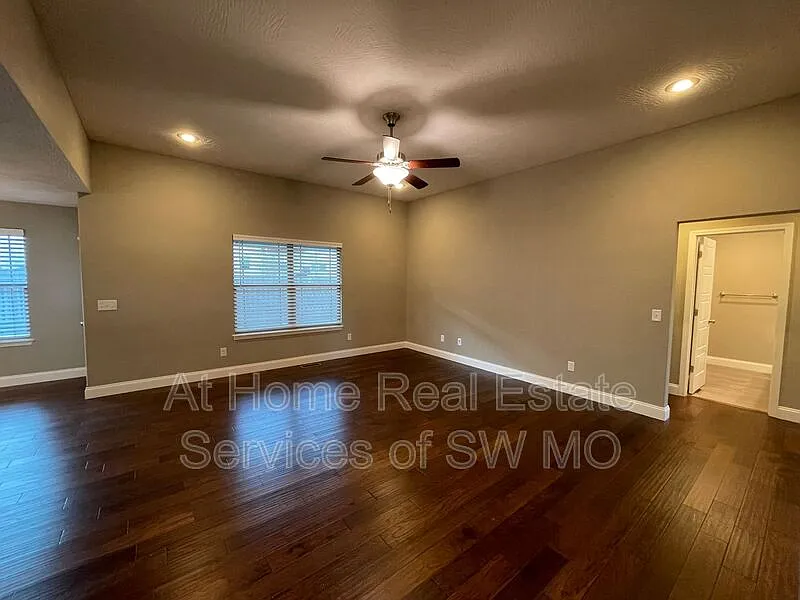 4 bed, 2.0 bath, 1820 sqft, $2,200 — Photo 2