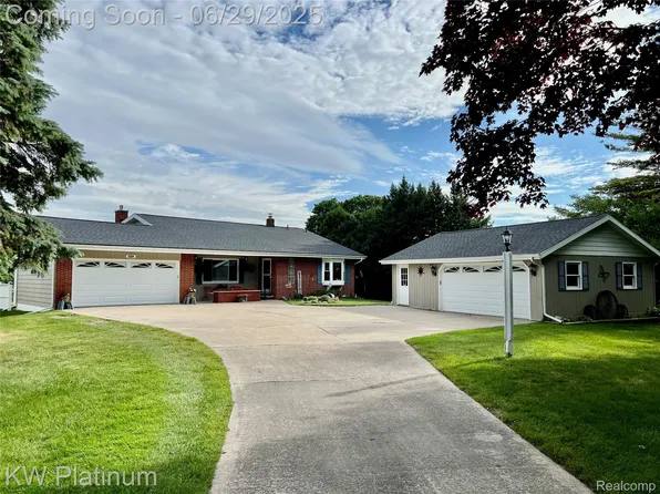 2339 Woodstock Dr, Port Huron, MI 48060