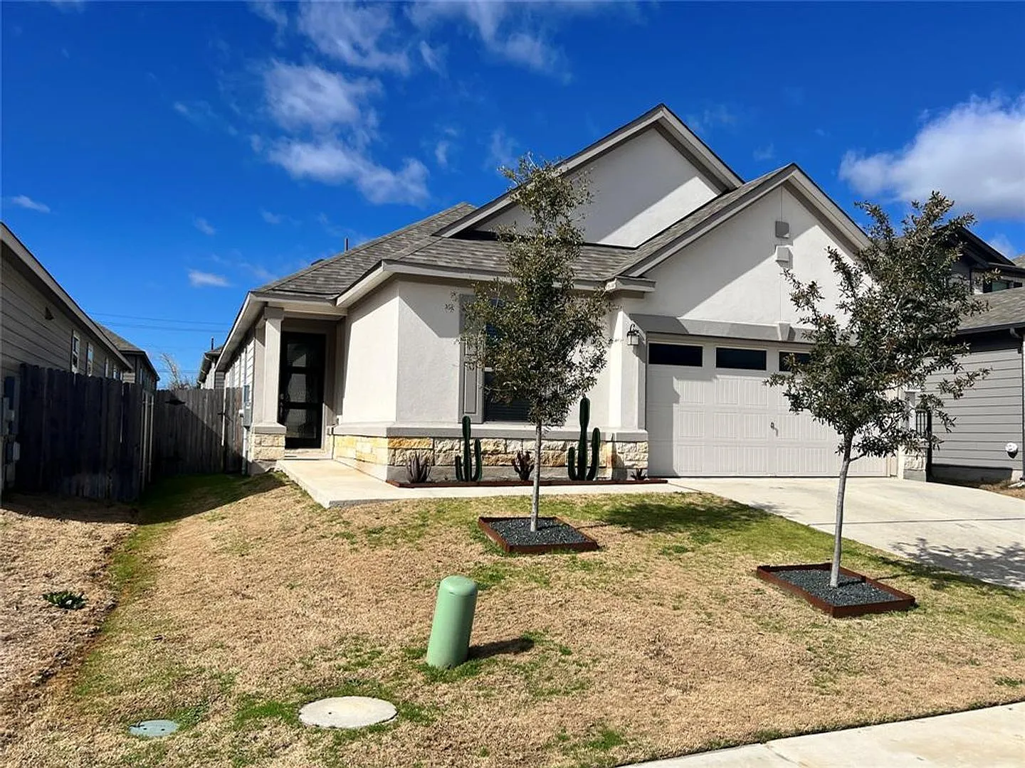 Del Valle Sundance Crossing / 4 bedrooms, 2 baths, 1 story home / Like New built 2021 / Refrigera... — Photo 2