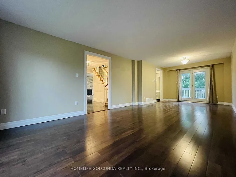 909 Ferndale Cres #UPPER LEVEL — Photo 4