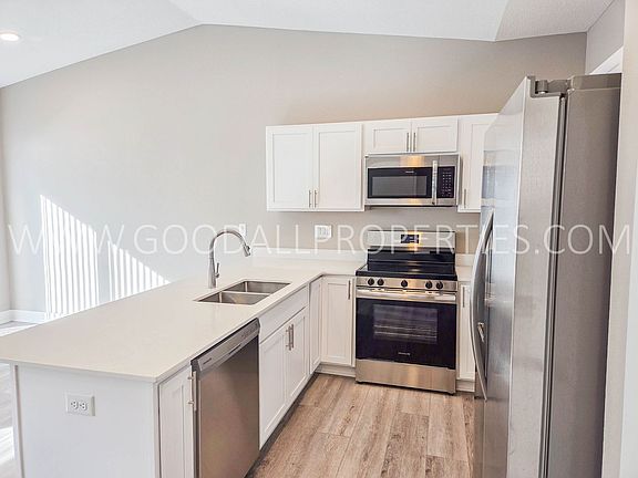 4th image of 640 NW Rosemont Dr