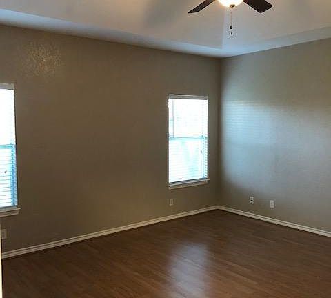 Master Bedroom (high vaulted ceiling)