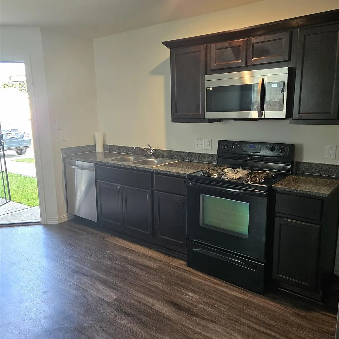 3 bed, 2.0 bath, 1964 sqft, $1,750 — Photo 3
