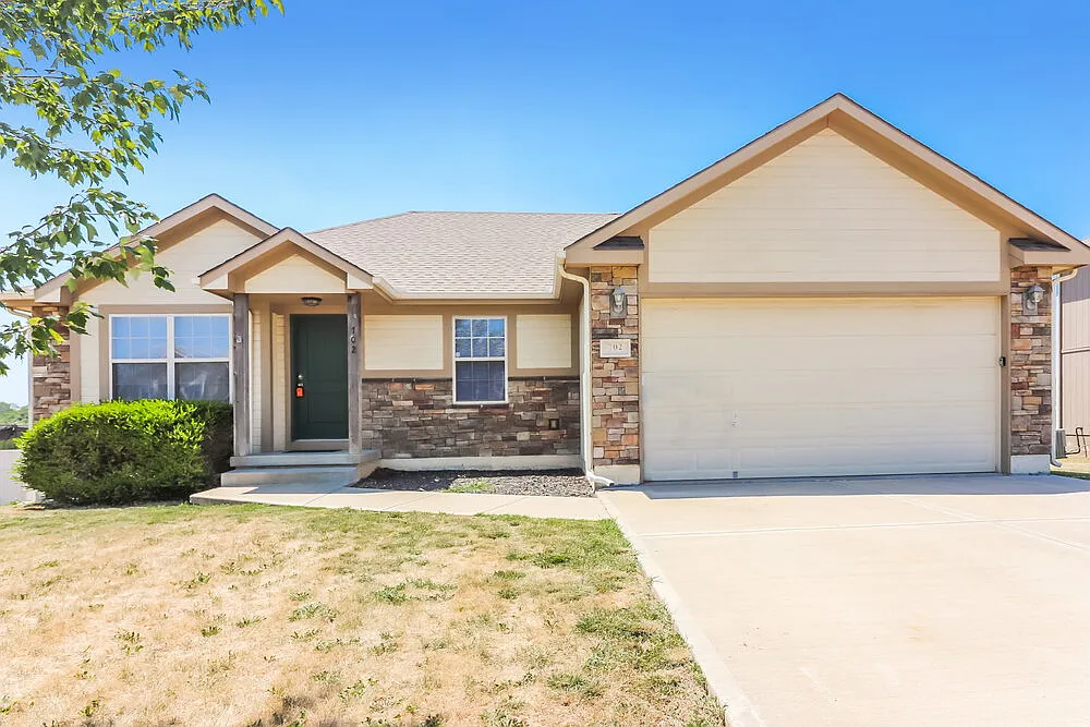 3 bed, 2.0 bath, 1366 sqft, $1,925 — Photo 1