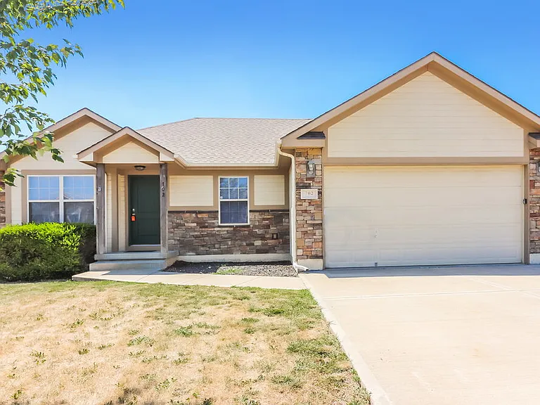 702 Hibiscus Cir — Photo 1