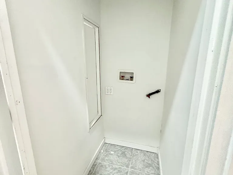 2558 E 2nd St #2F — Photo 9