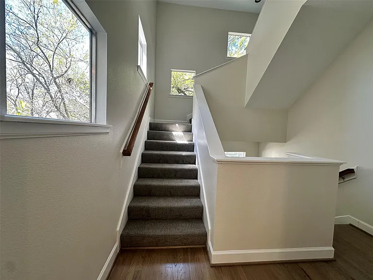 2713 Crawford St — Photo 11