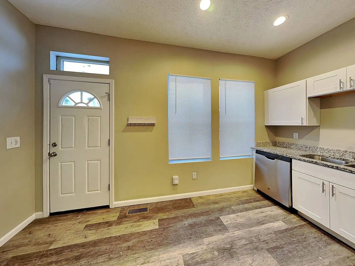 3 bed, 1.5 bath, $1,915 — Photo 2