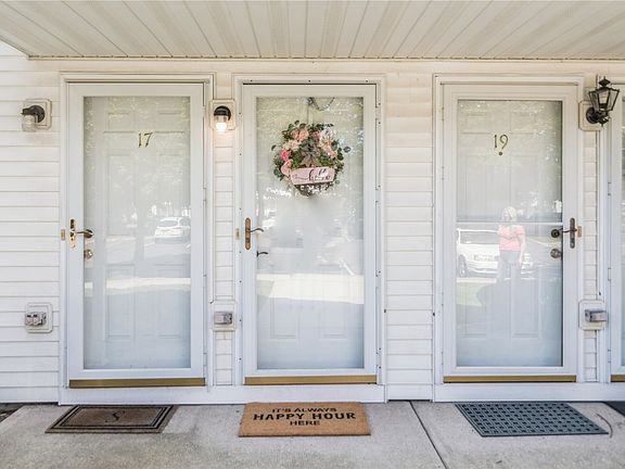 2nd image of 18 Victorian Ln #18