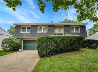 13 Redwood Trl, Wheeling, IL 60090