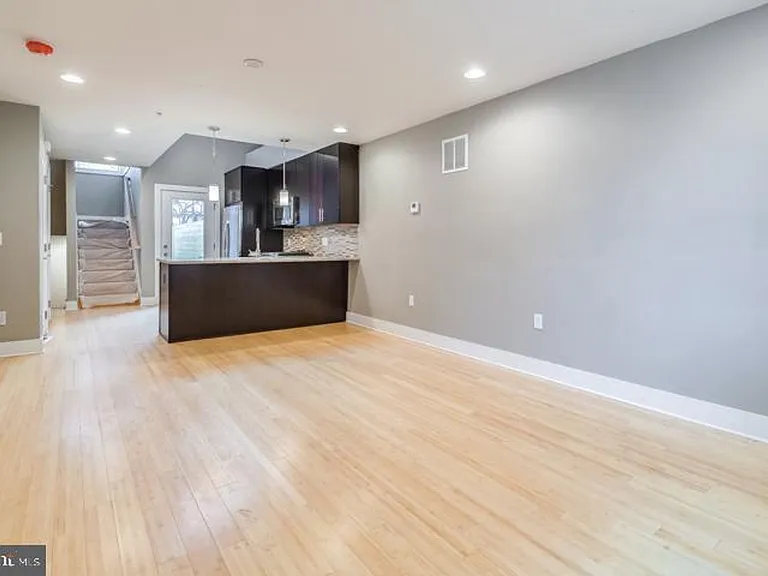 133 E Allen St — Photo 2
