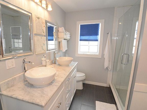 Double sink in the master bathroom