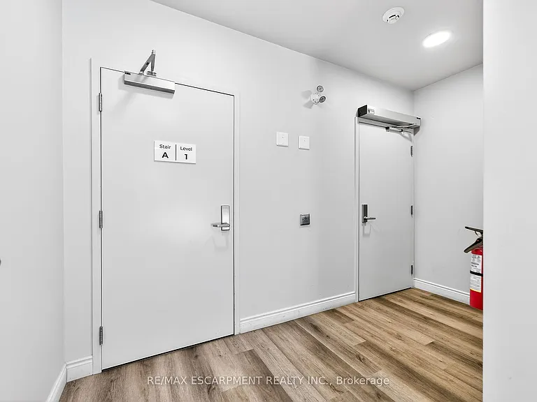 261 King St E #302 — Photo 33