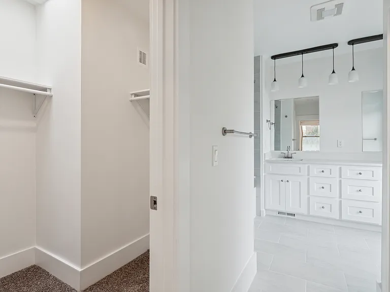 Lincoln Park Apartments — Photo 15