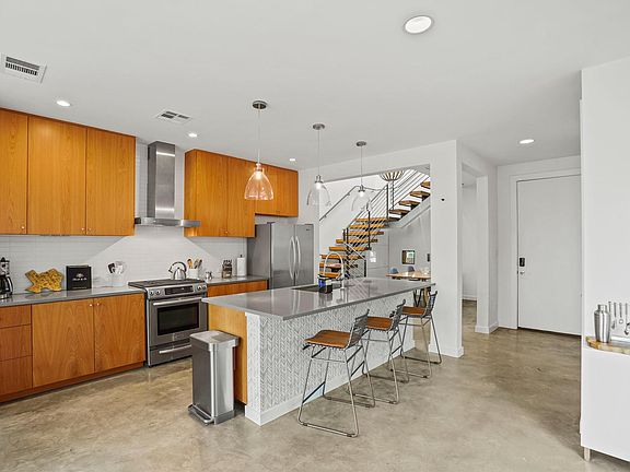 2nd image of 909 W Johanna St APT A