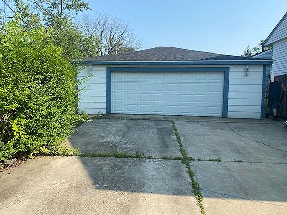 3rd image of 214 E Tulip Dr