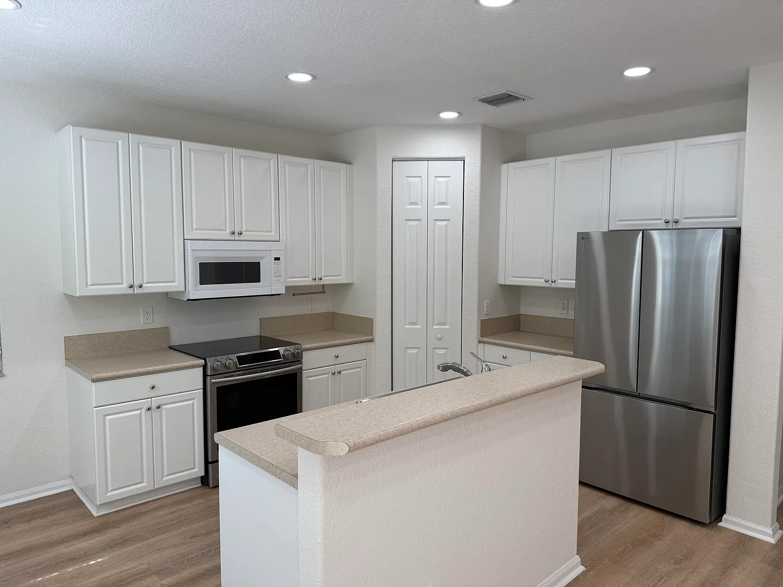 4 bed, 3.5 bath, 1951 sqft, $3,700 — Photo 2