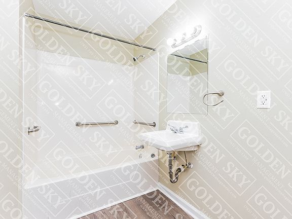 5th image of 309 N Jefferson St APT 13