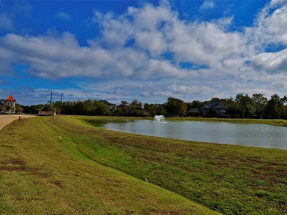 3rd image of 806 Royal Lakes Manor Blvd