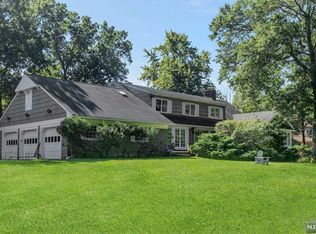 344 Briarly Dr, Franklin Lakes, NJ 07417