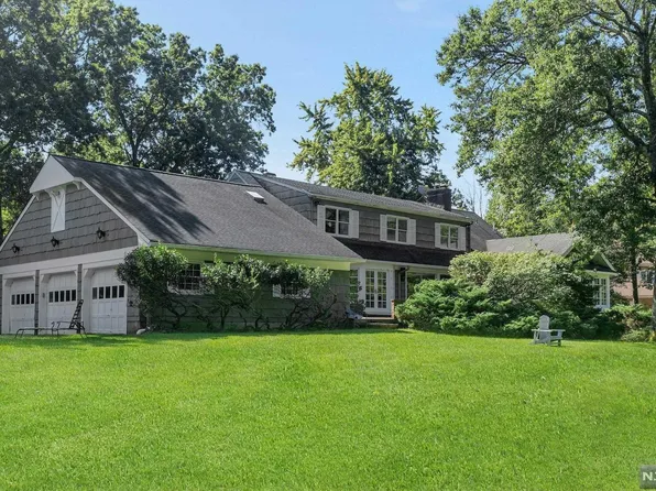 344 Briarly Dr, Franklin Lakes, NJ 07417