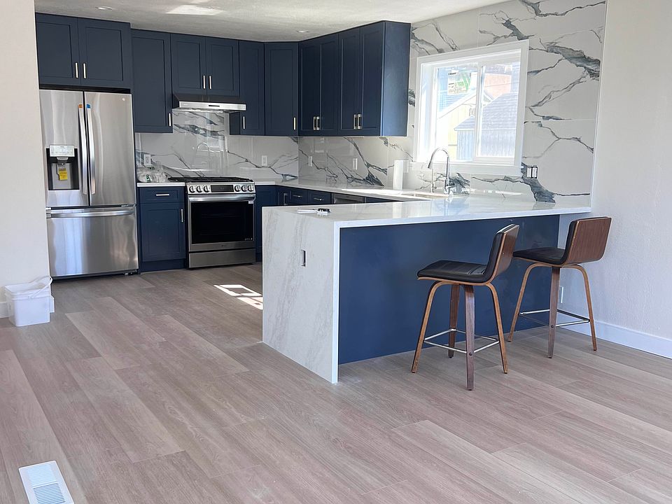 1st image of 493 Lakeshire Dr